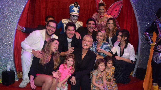 Xuxa com amigos e fãs durante a festa de inauguração da primeira unidade de sua rede de casas de festas infantis, Casa X