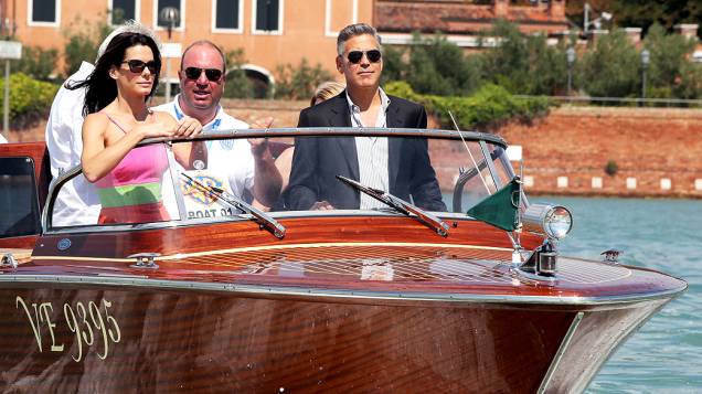 George Clooney chega de barco junto com a atriz Sandra Bullock antes da coletiva de imprensa do filme Gravidade, no 70º Festival de Veneza