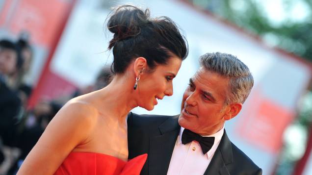 Sandra Bullock e George Clooney no tapete vermelho do 70º Festival de Cinema de Veneza