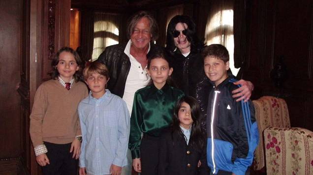 Michael Jackson posa com o promotor imobiliário Mohamed Hadid, e com os filhos, Paris e Prince em 2008