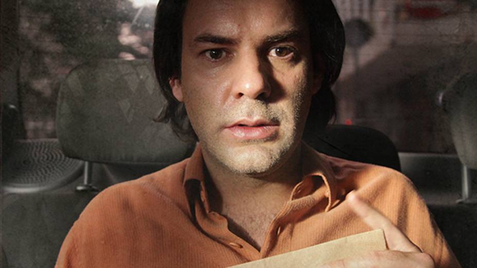 Júnior (Marat Descartes) é, aos poucos, tragado pelas lembranças que a casa traz, especialmente de momentos misteriosos e sombrios vividos ao lado de sua mãe, Olga (Helena Albergaria), já morta