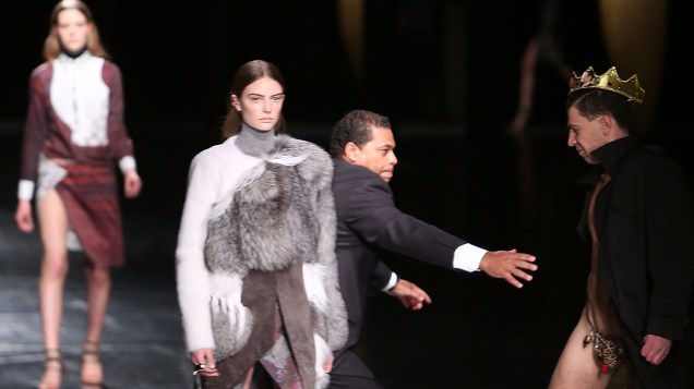 Vitalii Sediuk tenta invadir a passarela durante semana de moda em Nova York - (08/02/2014)