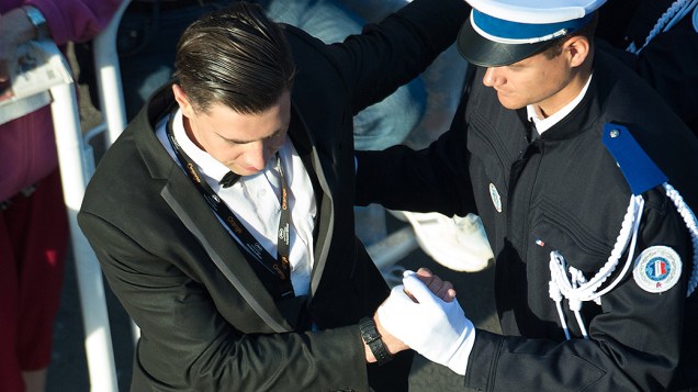 Vitalii Sediuk retirado por um policial após invadir o vestido da atriz America Ferreira durante exibição da animação Como treinar seu dragão 2 no Festival de Cannes - (16/05/2014)