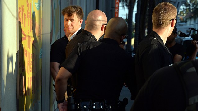 O repórter ucraniano Vitalii Sediuk foi preso sob acusação de delito leve, após agredir Brad Pitt que distribuía autógrafos na pré-estreia do filme Malévola em Los Angeles - (29/05/2014)