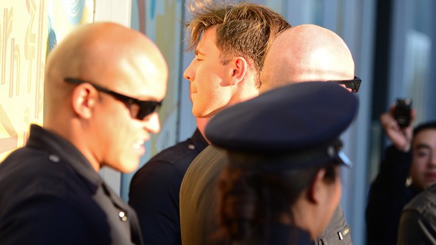 O repórter ucraniano Vitalii Sediuk foi preso sob acusação de delito leve, após agredir Brad Pitt que distribuía autógrafos na pré-estreia do filme Malévola em Los Angeles - (29/05/2014)