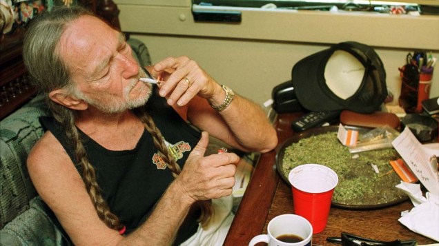 Willie Nelson fumando em sua casa no Texas