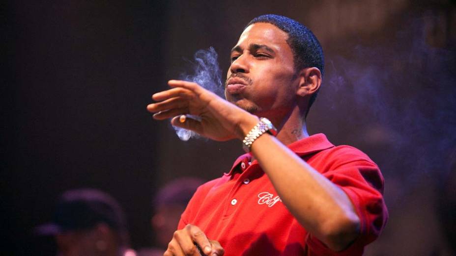 Layzie Bone da Bone Thugs-n-Harmony fumando durante show no Newport Music Hall