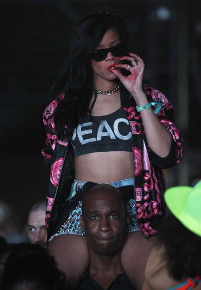 A cantora Rihanna fuma durante o festival Coachella na Califórnia