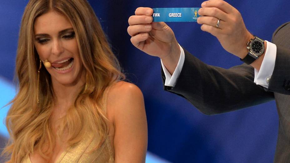 Fernanda Lima observa enquanto Jérôme Valcke mostra o nome da Grécia, durante sorteio dos grupos da Copa de 2014