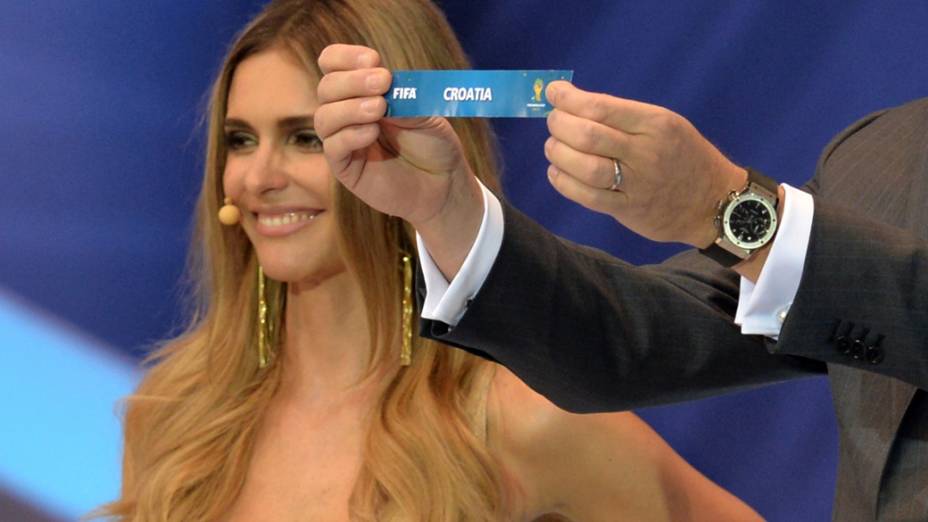 Fernanda Lima observa enquanto Jérôme Valcke mostra o nome da Croácia, durante sorteio dos grupos da Copa de 2014