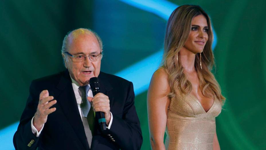 Fernanda Lima ao lado de Joseph Blatter, durante a durante sorteio dos grupos da Copa de 2014