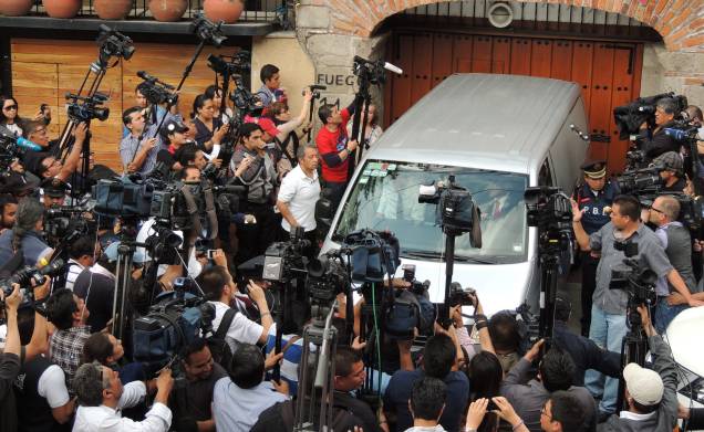 Repórteres se aglomeram na saída da casa do escritor Gabriel García Márquez, na Cidade do México