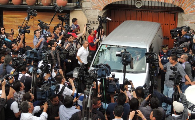 Repórteres se aglomeram na saída da casa do escritor Gabriel García Márquez, na Cidade do México