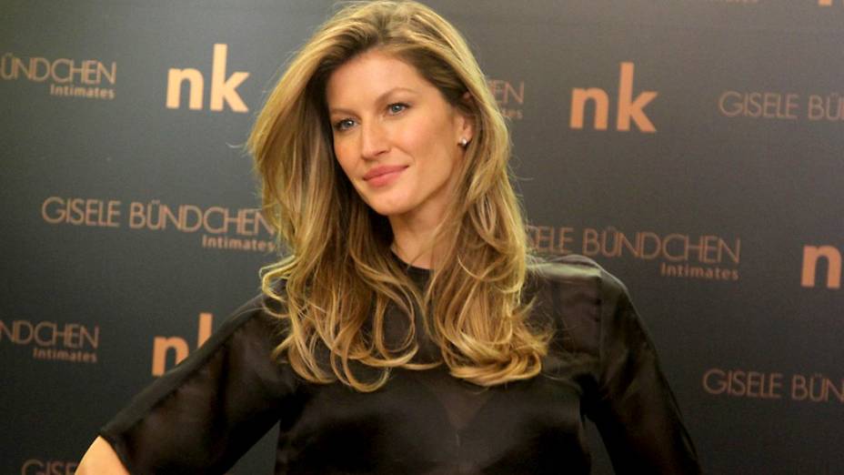 Gisele Bündchen durante o evento realizado na loja de Natalie Klein, em São Paulo