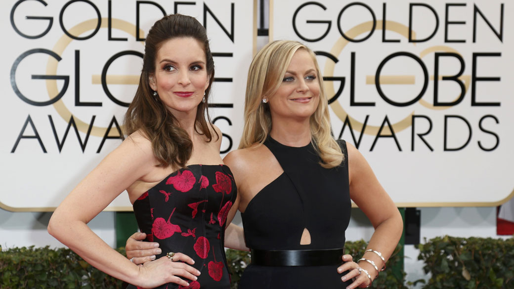 As atrizes Tina Fey e Amy Poehler no Globo de Ouro 2016, na Califórnia