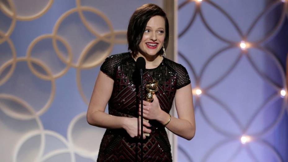 A atriz Elisabeth Moss leva o Globo de Ouro de melhor atriz em minissérie ou filme para a TV por Top of the Lake