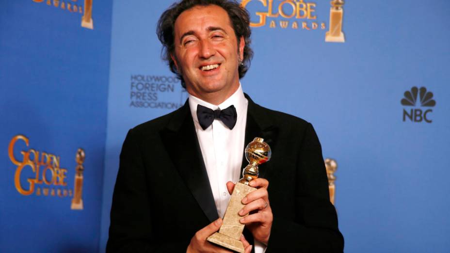 O produtor Nicola Giuliano posa com o Globo de Ouro de melhor filme estrangeiro pelo italiano A Grande Beleza