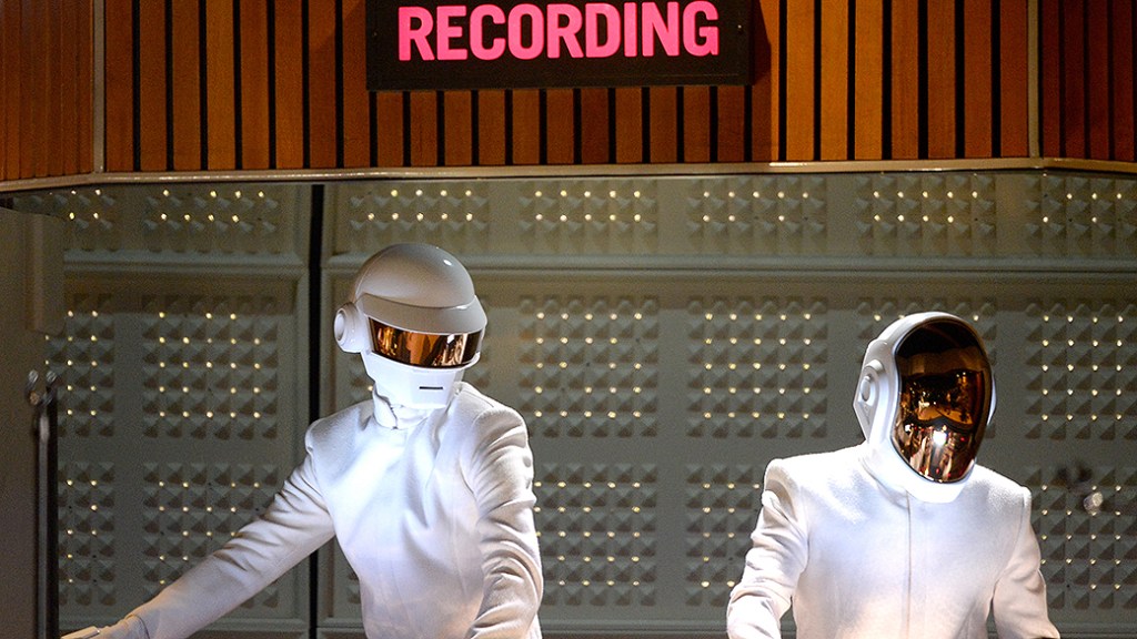 Daft Punk's se apresenta com Stevie Wonder, Pharrell Williams e Nile Rodgers durante a premiação do Grammy 2014