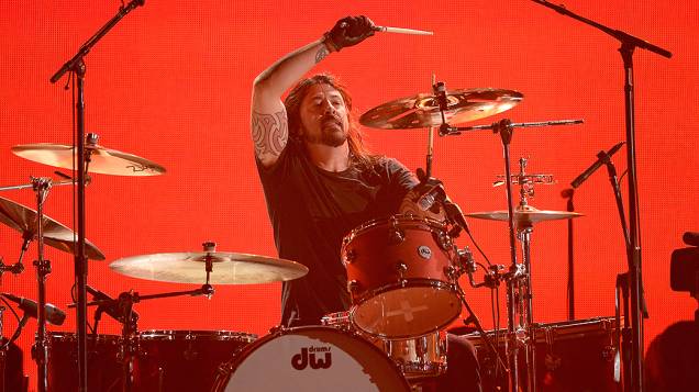 Dave Grohl se apresenta com a banda Queens of the Stone Age durante a premiação do Grammy 2014