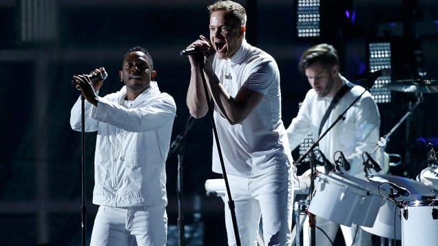 A banda indie Imagine Dragons se apresenta com o rapper Kendrick Lamar durante a premiação do Grammy 2014