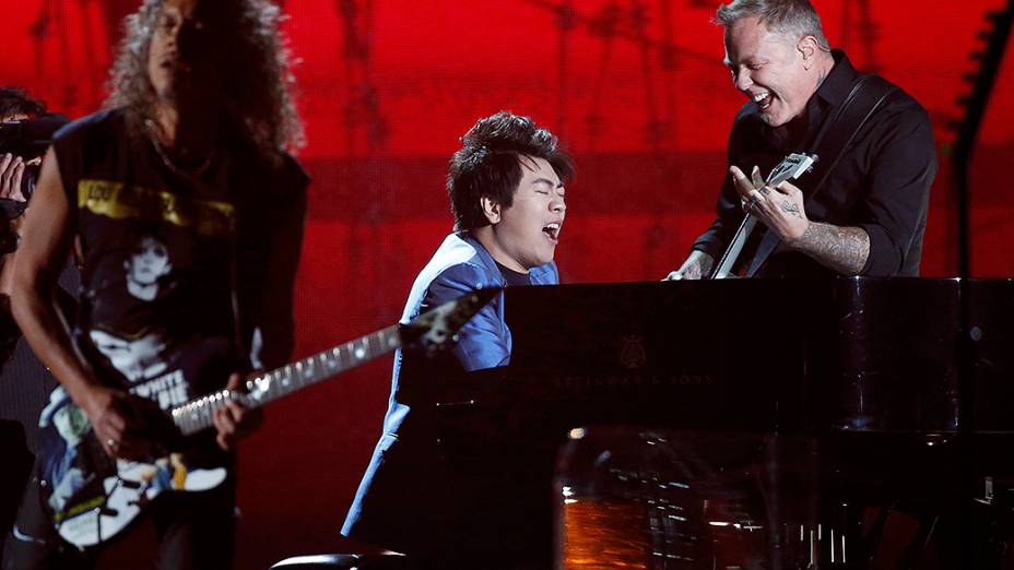 O pianista Lang Lang se apresenta com a banda Metallica durante a premiação do Grammy 2014