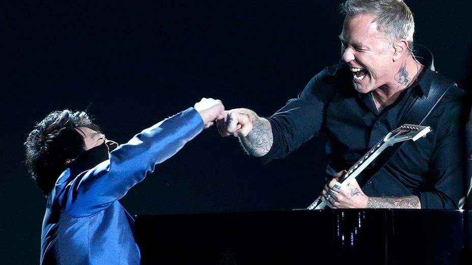 O pianista Lang Lang se apresenta com a banda Metallica durante a premiação do Grammy 2014