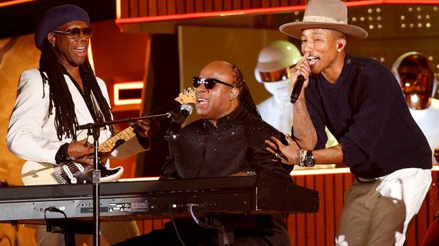 Stevie Wonder, Pharrell Williams e Nile Rodgers interpretam a canção "Get Lucky" do Daft Punks durante a premiação do Grammy 2014