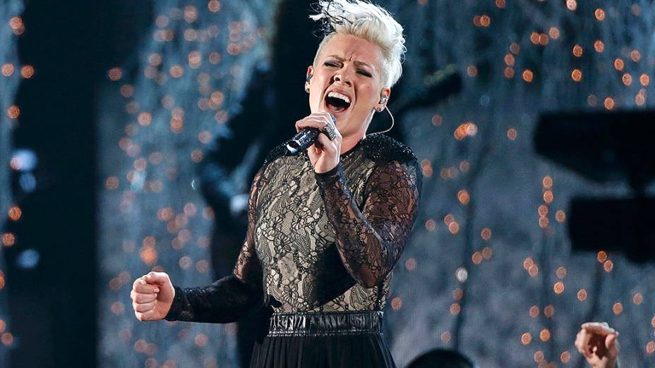 Pink se apresenta durante a premiação do Grammy 2014