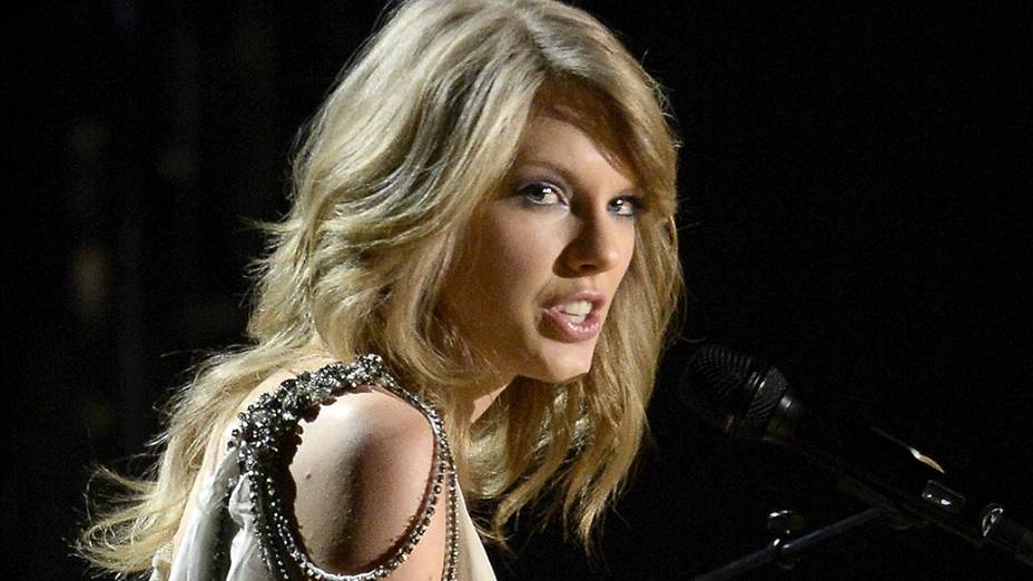 Taylor Swift se apresenta durante a premiação do Grammy 2014