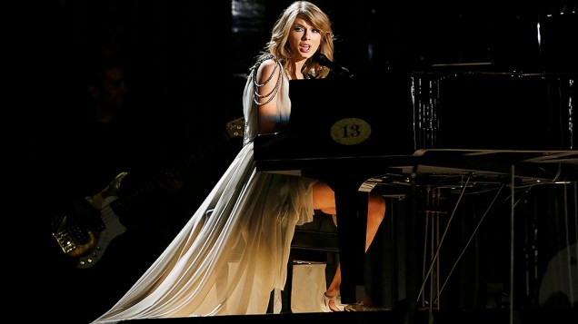 Taylor Swift se apresenta durante a premiação do Grammy 2014