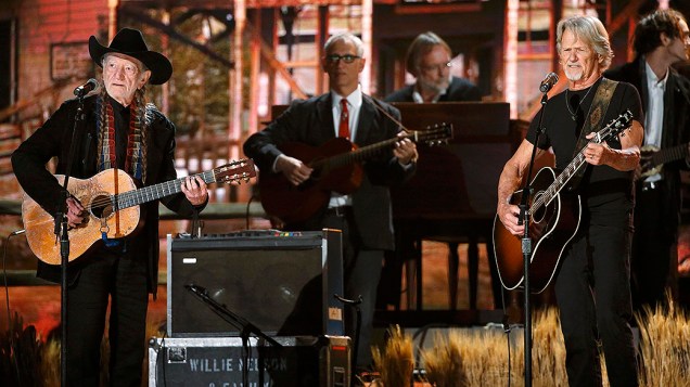 Willie Nelson e Kris Kristofferson durante cerimônia de premiação do Grammy 2014
