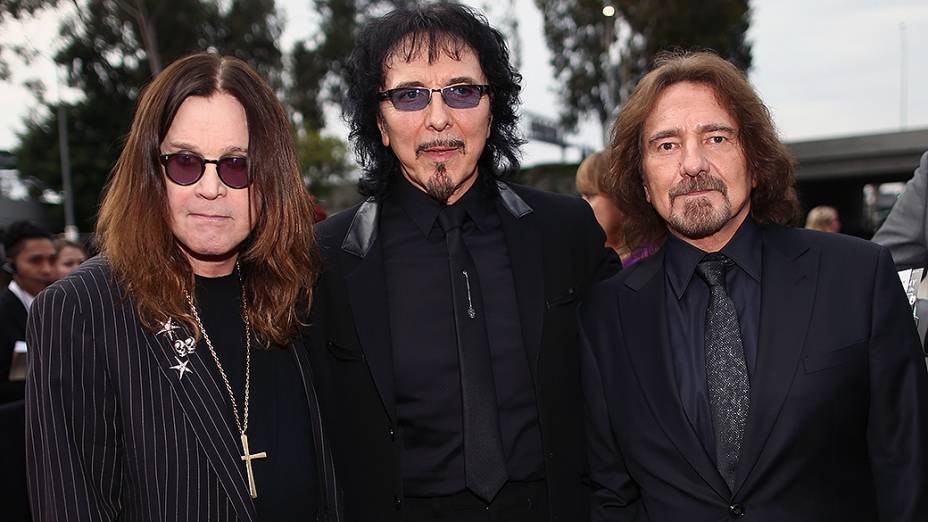 Ozzy Osbourne, o guitarrista Tony Iommi e baixista Geezer Butler, na chegada para a premiação do Grammy 2014, em Los Angeles