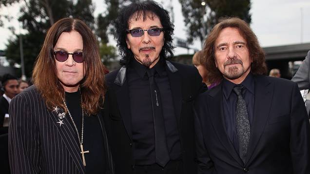 Ozzy Osbourne, o guitarrista Tony Iommi e baixista Geezer Butler, na chegada para a premiação do Grammy 2014, em Los Angeles