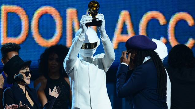 Daft Punk recebe o Grammy de Álbum do Ano por Random Access Memories