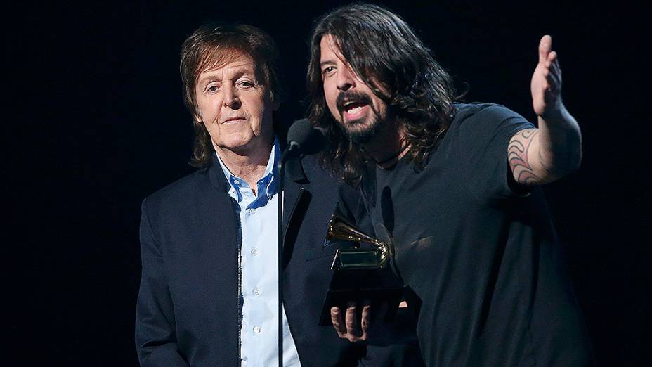 Paul McCartney e Dave Grohl receberam o Grammy de Melhor Canção de Rock por Cut Me Some Slack com participação de Krist Novoselic & Pat Smear