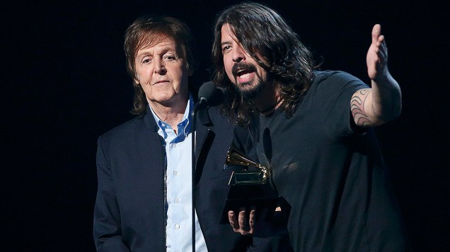 Paul McCartney e Dave Grohl receberam o Grammy de Melhor Canção de Rock por Cut Me Some Slack com participação de Krist Novoselic & Pat Smear