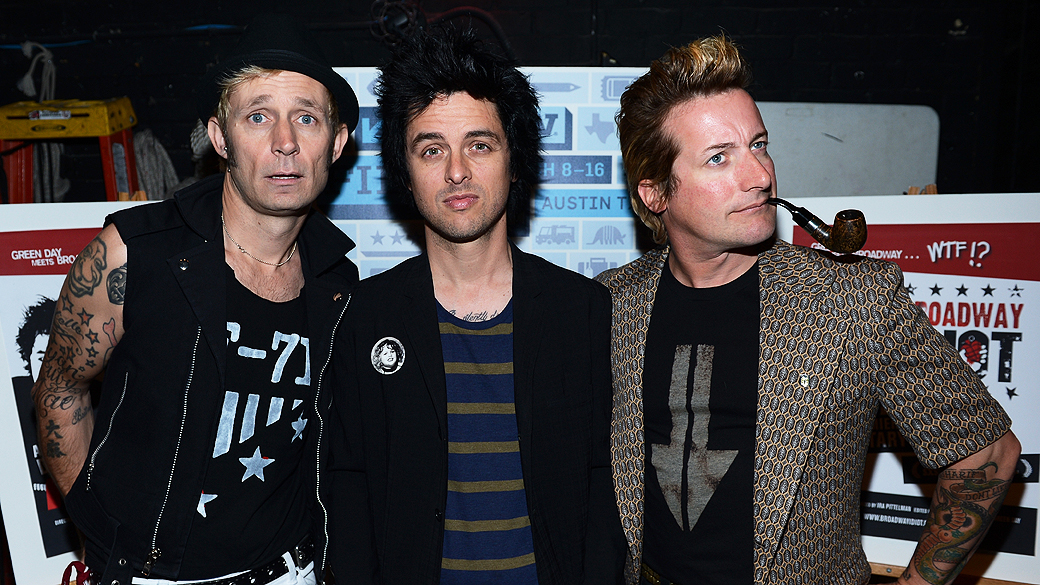 Green Day posa para uma foto nos bastidores da estréia mundial de "Broadway Idiot", em Austin, Texas