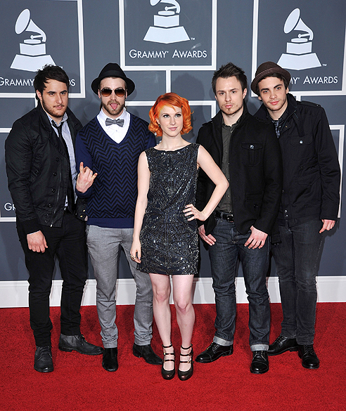 A vocalista da banda Paramore, Hayley Williams, usa Melissa Three Straps Elevated na chegada do Grammy, em 2010