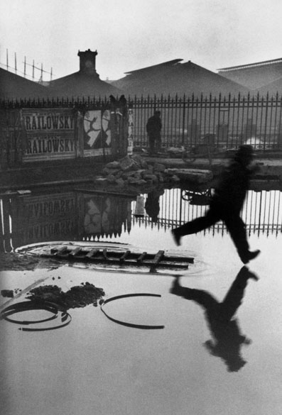 Uma das fotos mais famosos de Cartier-Bresson, Atrás da Gare Saint-Lazare de 1932, faz parte da exposição sobre o fotógrafo, em Paris