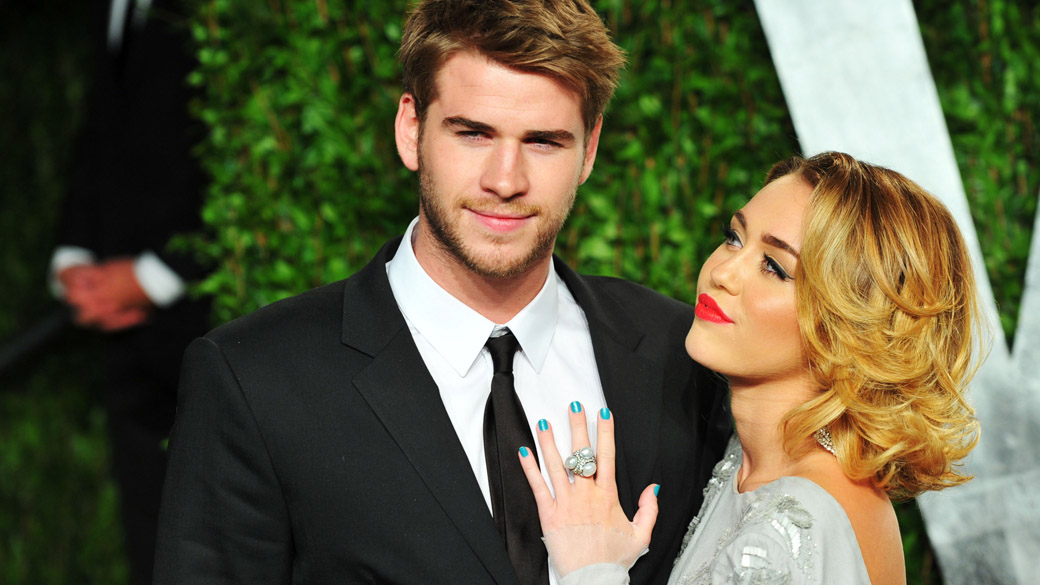 O ator Liam Hemsworth e a cantora Miley Cyrus na festa 'Vanity Fair Oscar Party' de 2012