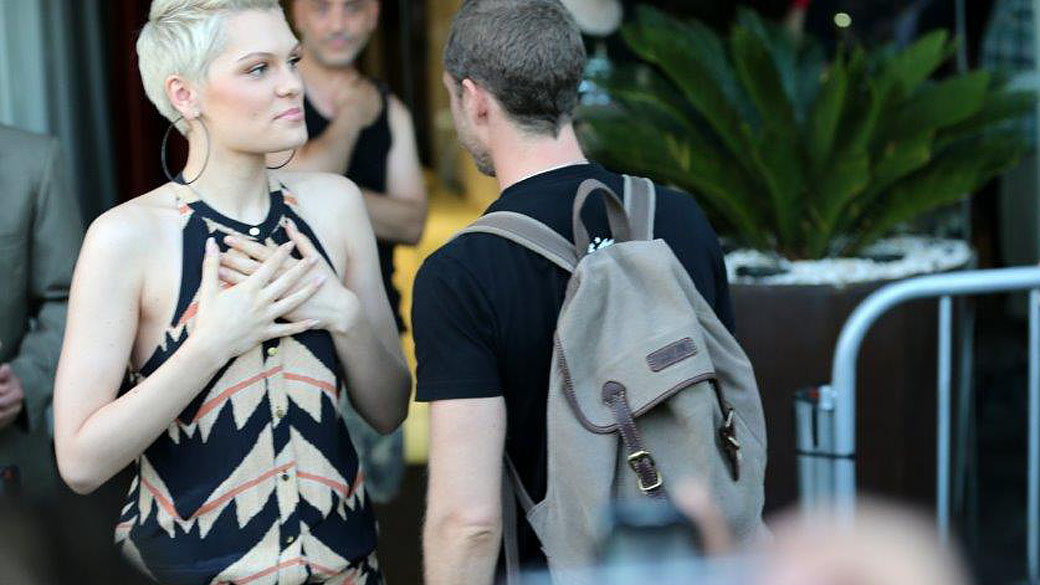 Jessie J. cantou para fãs na porta do hotel em Ipanema