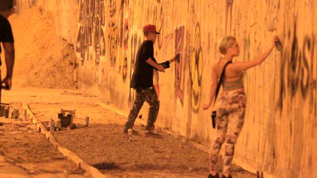 Justin Bieber grafitando um muro de São Conrado, no Rio