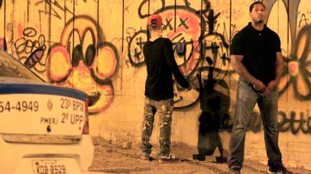 O cantor pediu para seus seguranças o protegerem enquanto grafitava