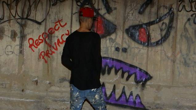 Justin Bieber grafitando um muro de São Conrado, no Rio