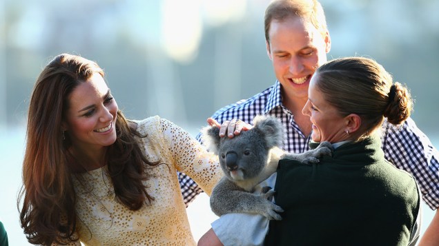 Príncipe William e Kate Middleton conhecem o coala fêmea Leaca no zoológico de Sidney, na Austrália