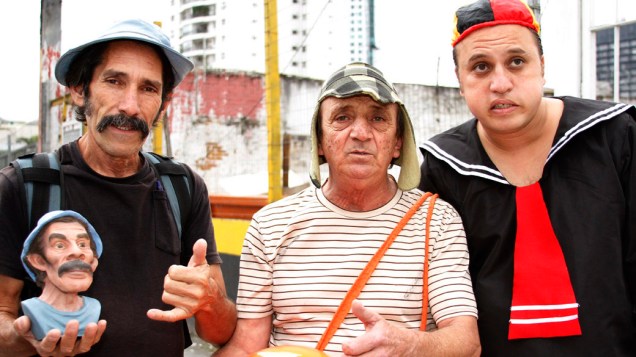 Fãs de Chaves, fantasiados como os personagens do seriado, para a apresentação de Carlos Villagrán, o Kiko, em São Paulo