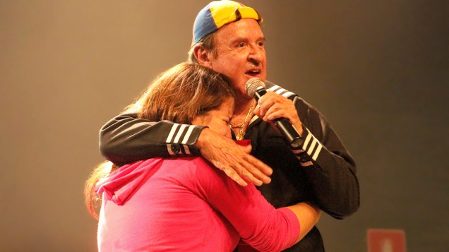 Carlos Villagrán abraça fã que se emociona ao vê-lo