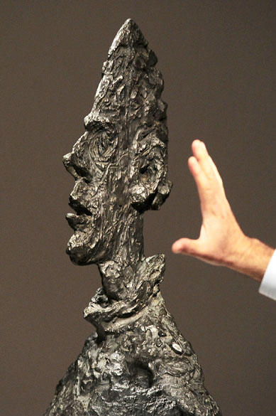 A obra Grande Tête de Diego, do artista suíço Alberto Giacometti, é exibida em Nova York
