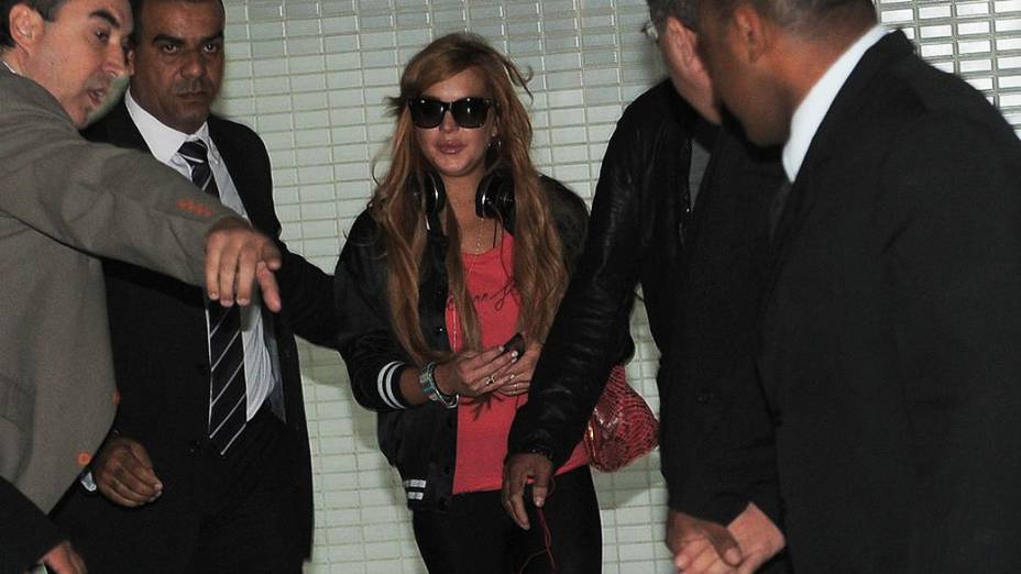 Lindsay Lohan desembarca no aerporto de Guarulhos. A atriz vem ao país para divulgar a grife de roupas John John