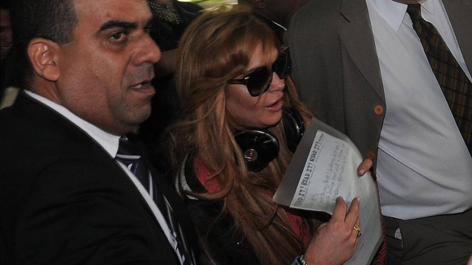 Lindsay Lohan desembarca no aerporto de Guarulhos. A atriz vem ao país para divulgar a grife de roupas John John